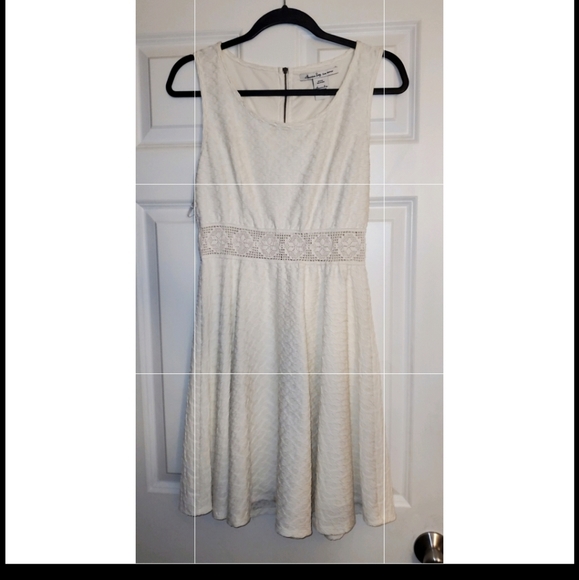 Dresses & Skirts - Short off white spring dress. Sleevless. Size large.
